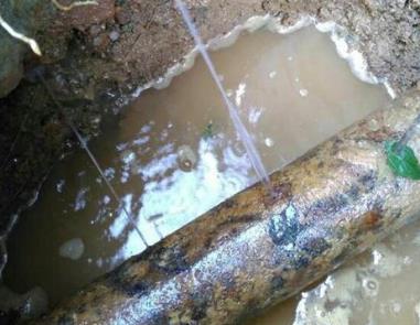 石渠楼顶渗水维修公司分享下地暖漏水的原因及检测方法。